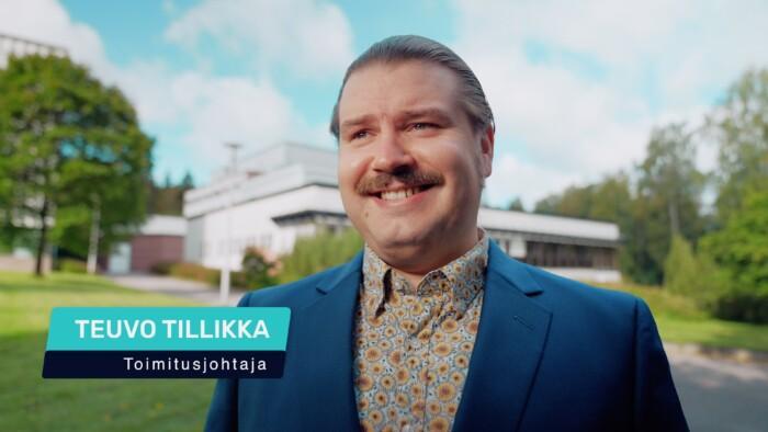 Kuvassa kuvitteellinen hahmo Toimitusjohtaja Tillikka hymyilee leveästi.